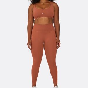 SET ACTIVE- LUXFORM® LEGGINGS and matching bra. Size M